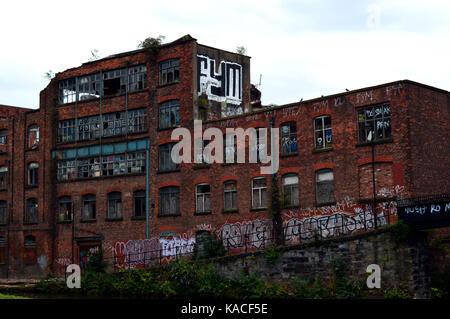 Foto von einem verlassenen und verfallenen alten Mühlengebäude in Manchester, Großbritannien Stockfoto