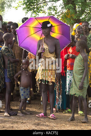 Stilvolle Mädchen an Kael Zeremonie, Gurra, Hana Mursi, Omo Valley, Äthiopien Stockfoto