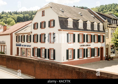 METTLACH, DEUTSCHLAND - 6. Aug 17: Bassetti ist ein großes Fabrikverkauf, das Designer-Marken verkauft, zu denen auch Laura Ashley gehört. Stockfoto