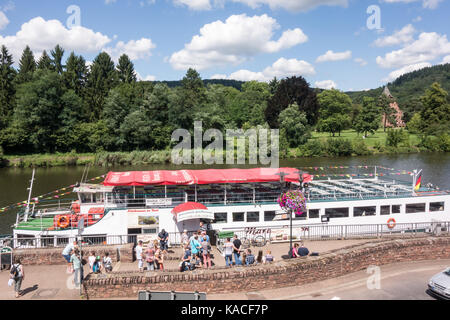 METTLACH, DEUTSCHLAND - 6. Aug 17: Eine Kreuzfahrt namens Maria Croon dockt an der Pier für Touristen an, die den lokalen Sonntagsmarkt besuchen. Stockfoto