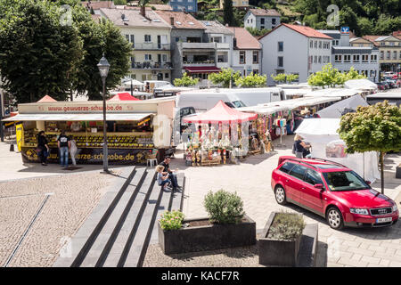 METTLACH, DEUTSCHLAND - 6. Aug 17: Ein Sonntagsmarkt ist für Einheimische und Touristen am Pier geöffnet. Stockfoto