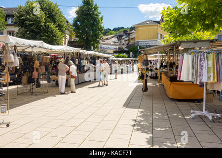 METTLACH, DEUTSCHLAND - 6. Aug 17: Touristen besuchen den lokalen Sonntagsmarkt in der Innenstadt. Stockfoto