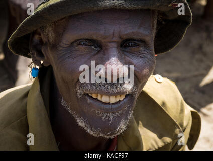 Alter Mann an Dassanech Stolz Ox Feier, Salheng, Turkana County, Omorate, Äthiopien Stockfoto