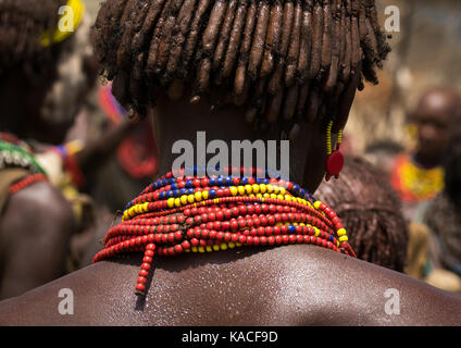 Mädchen die Teilnahme an Dassanech Stolz Ox Feier, Salheng, Turkana County, Omorate, Äthiopien Stockfoto