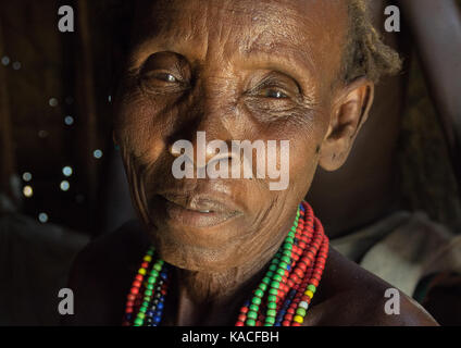 Alte Frau an Dassanech Stolz Ox Feier, Salheng, Turkana County, Omorate, Äthiopien Stockfoto