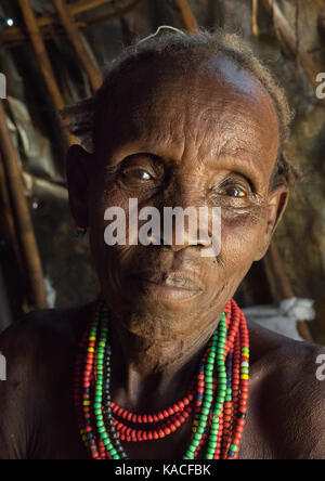 Alte Frau an Dassanech Stolz Ox Feier, Salheng, Turkana County, Omorate, Äthiopien Stockfoto