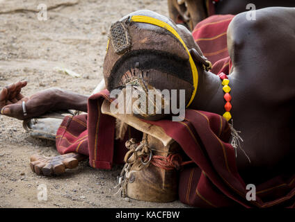 Der Mensch ruht während Dassanech Stolz Ox Feier, Salheng, Turkana County, Omorate, Äthiopien Stockfoto