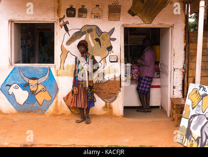 Frau vor einem Store für Tierfutter in Key Afer am Markttag, Omo Valley, Äthiopien Stockfoto