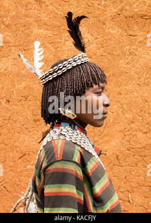 Bana Frau mit Cowrie Juwelen am Markttag in Key Afer, Omo Valley, Äthiopien Stockfoto