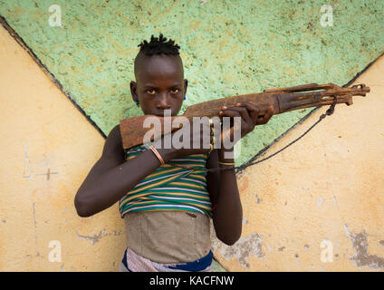 Hamer Stamm Junge mit einer gefälschten Holzgewehr, Dimeka, Omo Valley, Äthiopien Stockfoto