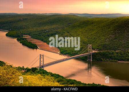 Luftaufnahme von Bear Mountain Bridge bei Sonnenaufgang. Bear Mountain bridge ist eine Hängebrücke im Staat New York, die US-Highways 202 und 6 a Stockfoto