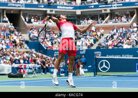 Roger Federer (SUI) an der 2017 US Open Tennis Championships konkurrierenden Stockfoto