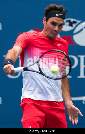 Roger Federer (SUI) an der 2017 US Open Tennis Championships konkurrierenden Stockfoto