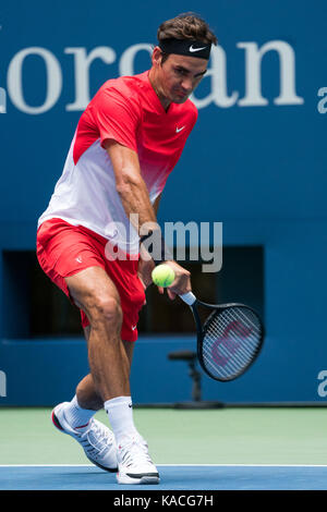 Roger Federer (SUI) an der 2017 US Open Tennis Championships konkurrierenden Stockfoto