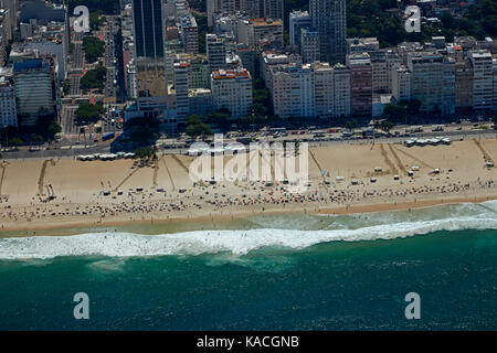 Strand von Copacabana, Rio de Janeiro, Brasilien, Südamerika - Antenne Stockfoto