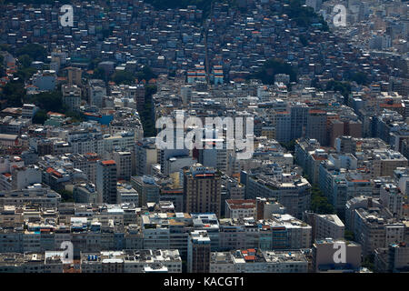 Ipanema und Copacabana Apartments und cantagalo Favela, Rio de Janeiro, Brasilien, Südamerika - Antenne Stockfoto