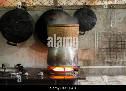 Traditionelle Kultur kochen klebriger Reis in Thailand und Laos. Stockfoto