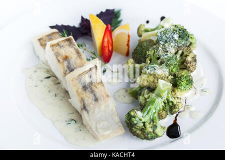 Gedünsteter Fisch mit Broccoli Stockfoto