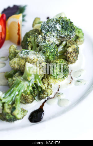 Gedünsteter Fisch mit Broccoli Stockfoto