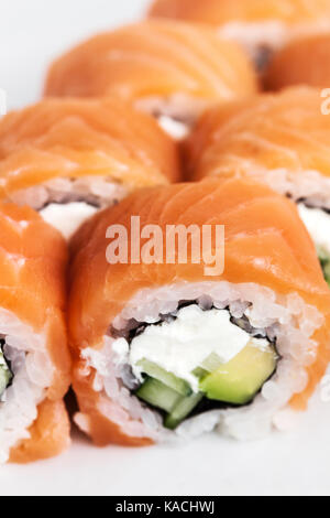 Lecker Sushi auf Platte Stockfoto