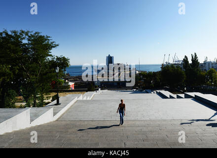 Zu Fuß bis auf die Potemkinsche Treppe in Odessa, Ukraine. Stockfoto