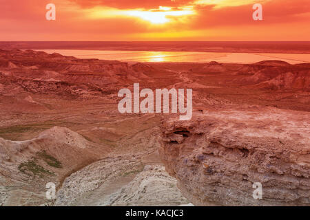Steppe Felsen bei Sonnenuntergang. Kasachstan. Mangistau Region. Stockfoto