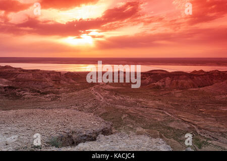 Steppe Felsen bei Sonnenuntergang. Kasachstan. Mangistau Region. Stockfoto