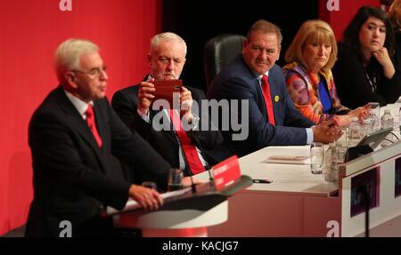 Der Führer der Jeremy Corbyn nimmt eine Fotografie von Shadow Schatzkanzler John McDonnell auf seinem Handy am zweiten Tag der Konferenz der Labour Party - 25 Sep 2017 Stockfoto