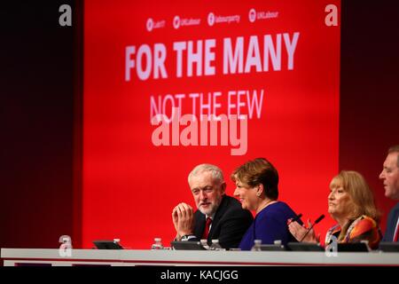 Labour-führer Jeremy Corbyn spricht mit Emily Thornberry Schatten ersten Staatssekretär während des zweiten Tages der Labour Party Conference - 25 Sep 2017 Stockfoto