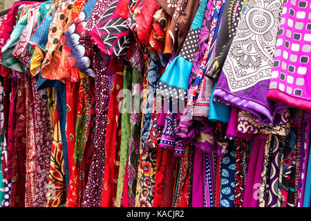 Bunte Frauen Nacht Kleid für Verkauf in Hyderabad, Indien. Stockfoto