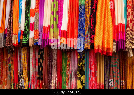 Bunte traditionelle indianische Kleidung genannt sarees zum Verkauf in Hyderabad, Indien. Stockfoto