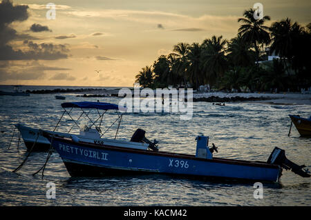 Sonne hinter Fischerboote in St. Laurence Gap günstig an der Westküste von Barbados. Stockfoto