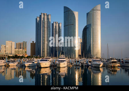 Busan Hafen mit Yachten auf Sonnenuntergang, Südkorea Stockfoto