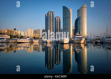 Busan Hafen mit Yachten auf Sonnenuntergang, Südkorea Stockfoto