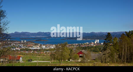 Luftaufnahme auf die Stadt Stavanger mit Ackerland in Front- und Fjorde und Berge hinter an einem sonnigen Tag mit blauen Himmel Stockfoto