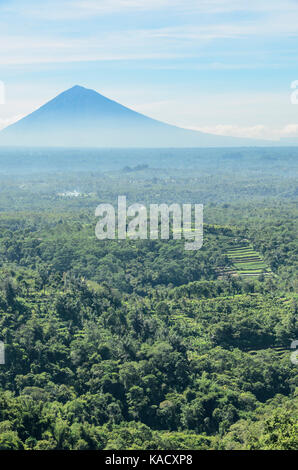 Mount Agung oder ist ein Vulkan Gunung Agung auf Bali in Indonesien, südöstlich von Mt Batur Vulkan. Stockfoto