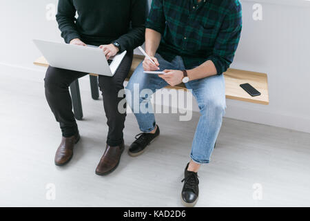 Junge Unternehmer diskutieren eine Arbeit Projekt Stockfoto