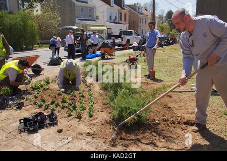 April 26, 2013 - Philadelphia, PA, USA: freiwillige Pflanze einen kleinen Ziergarten an der Ecke eines neu gereinigt unbebautes Grundstück in Philadelphia. Stockfoto