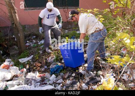 April 14, 2012 - Philadelphia, PA, USA: Freiwillige helfen, ein Papierkorb zu löschen - gefüllte unbebautes Grundstück als Teil einer Stadtweiten clean up day. Stockfoto