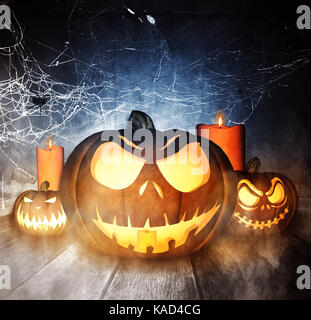 3D-Darstellung der Halloween Kürbisse auf Holzboden Hintergrund, Mixed Media Stockfoto