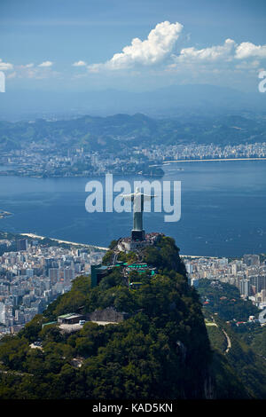Christus, der Erlöser Statue auf Corcovado, und Guanabara Bay, Rio de Janeiro, Brasilien, Südamerika - Luft Stockfoto
