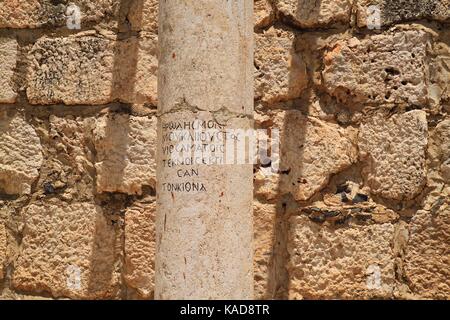 Lateinische Inschrift Spalte an der antiken Ruinen von Kapernaum. Stockfoto