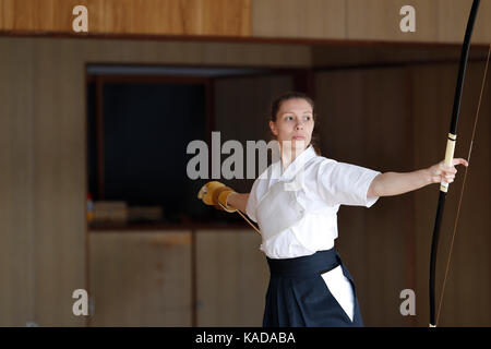 Kaukasische Frau Kyudo praktizieren Traditionelles japanisches Bogenschießen Stockfoto