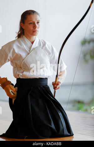 Kaukasische Frau Kyudo praktizieren Traditionelles japanisches Bogenschießen Stockfoto