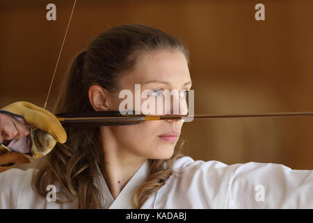 Kaukasische Frau Kyudo praktizieren Traditionelles japanisches Bogenschießen Stockfoto