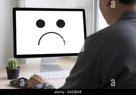 Depressive Gefühle Konzept, Smiley Emoticon gedruckt Depression und Traurigkeit traurig pessimistisch Gesicht Stockfoto