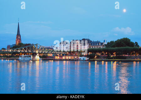 Abend Fluss, Brücke, Damm und Kirche. Frankfurt am Main, Deutschland Stockfoto