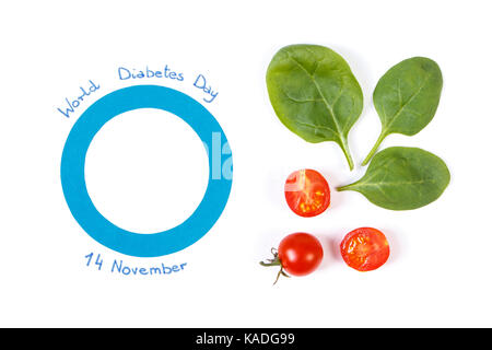 Frisches Gemüse und Blü Circle Papier als Symbol der Welt diabetes Tag. Weißer Hintergrund Stockfoto