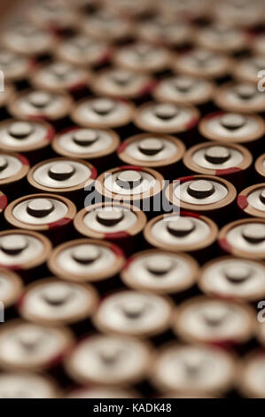 Hohe Betrachtungswinkel von Batterien in Zeilen Stockfoto