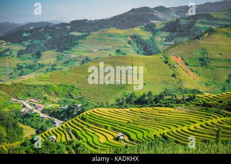 Wunderschöne Landschaft Blick auf Reisterrassen in me Cang chai Stadt Mu cang Cai ist in der Nähe von Sapa beliebtesten Ferienhäuser Stadt Metall-beschaeftigten in Vietnam Stockfoto